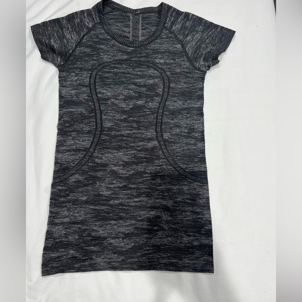 Lululemon swiftly tech short sleeve sz 2/4
